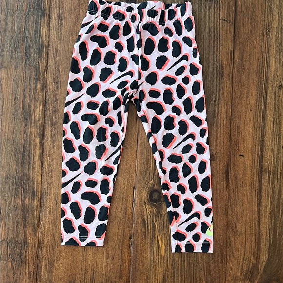 Nike Gray Tee and Pink Patterned Leggings - Picture 5 of 7